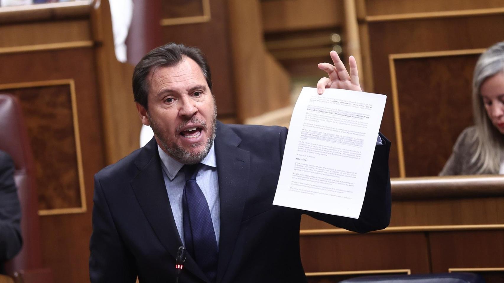 El Ministro de Transportes, Óscar Puente, durante la sesión de control de este miércoles en el Congreso cuando el PP le pedía su dimisión por la tragedia de Adamuz.