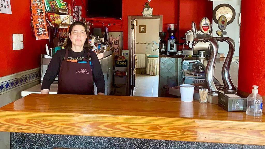 Mari Carmen en el Bar Avenida de Villafranca de Duero.