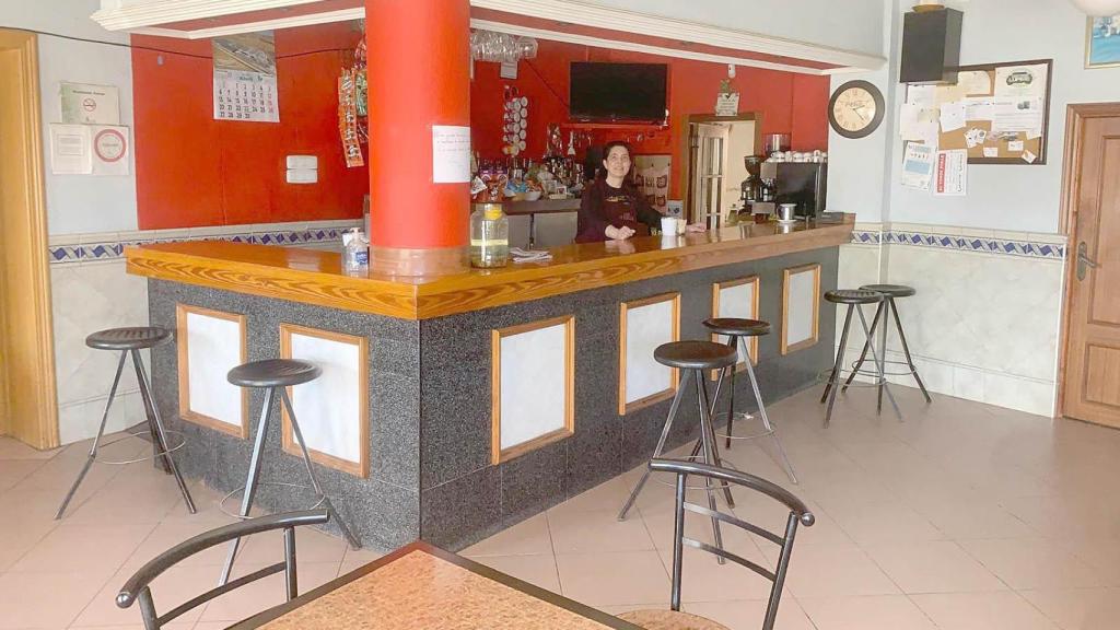 Imagen del Bar Avenida y Mari Carmen trabajando.