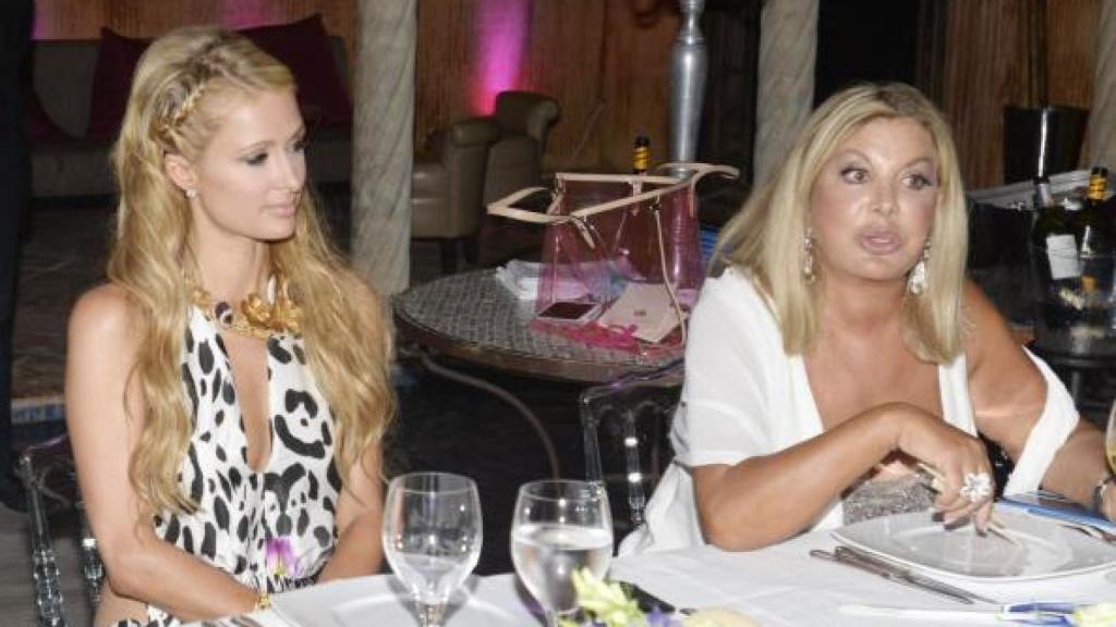 Paris Hilton con Olivia Valere en 2014.