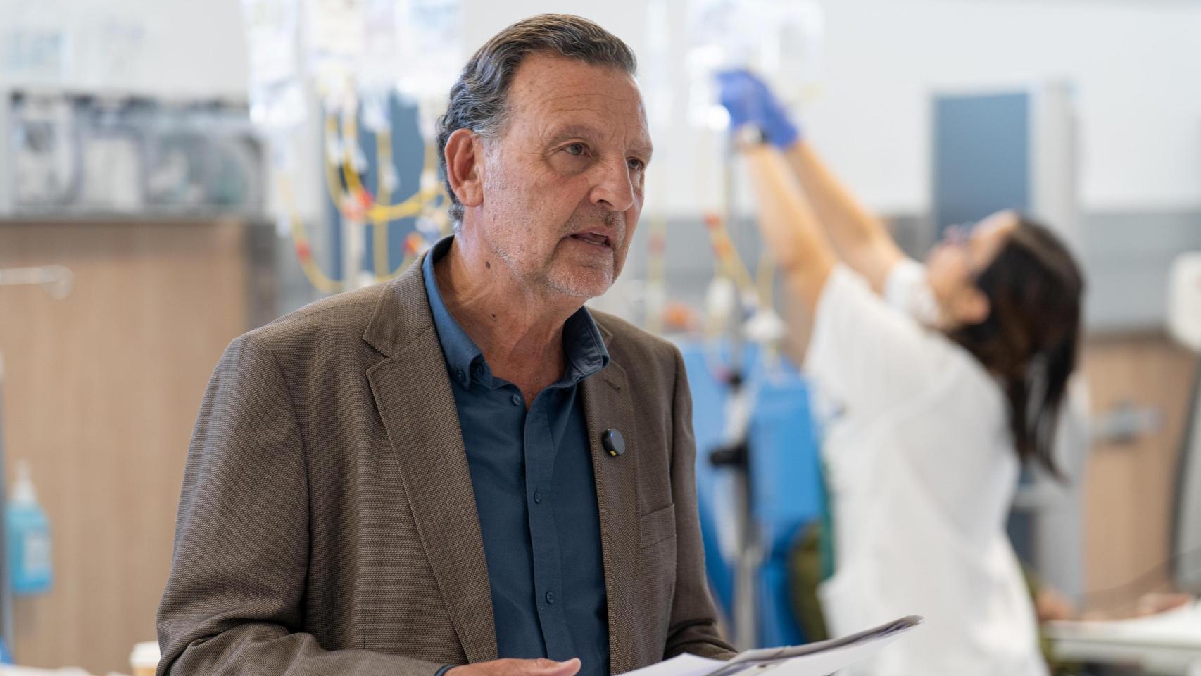 Basilio Sánchez, médico y poeta, recita en el Hospital Costa del Sol.