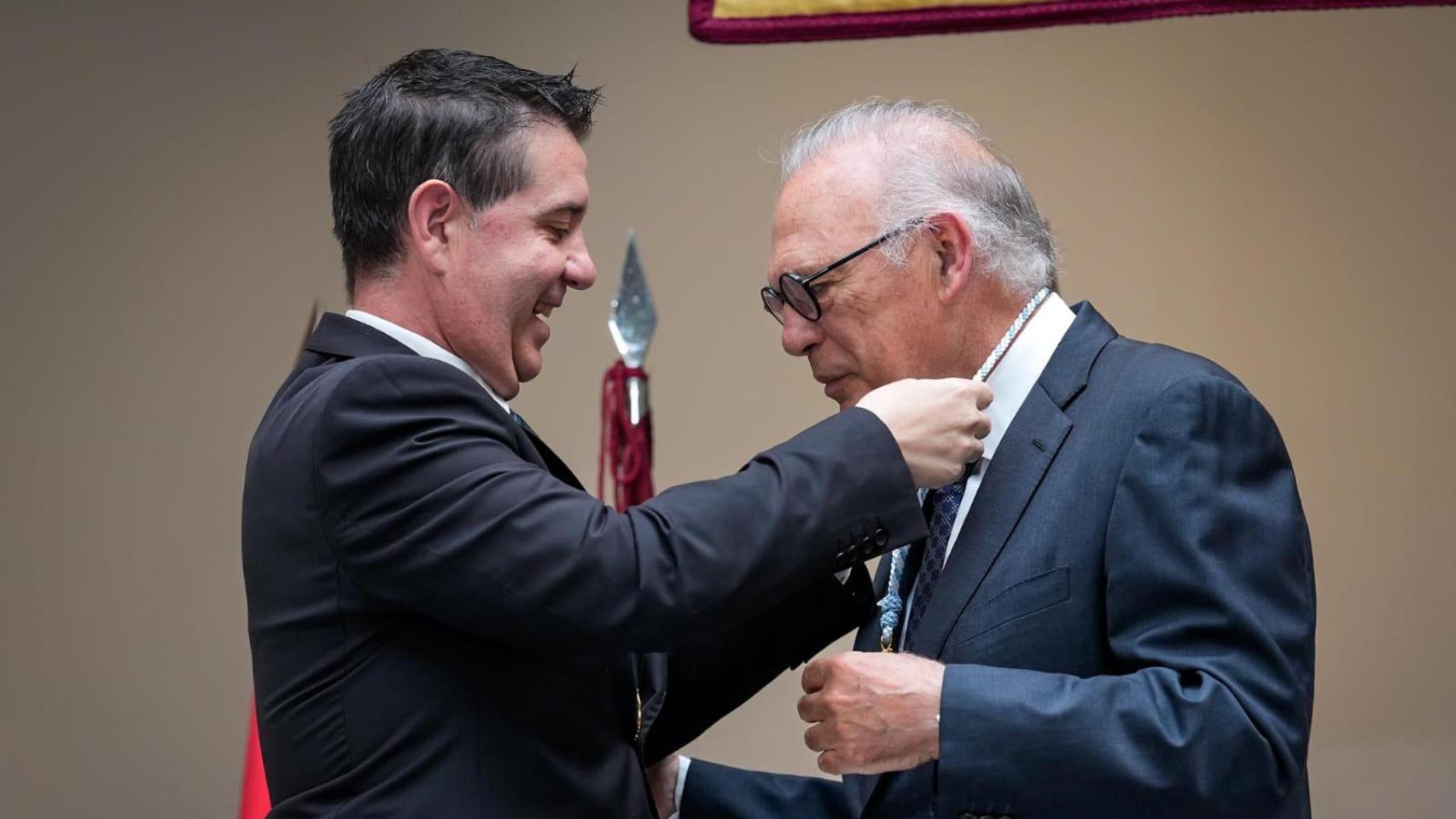 Pedro Piqueras recibe la Medalla de Oro de Albacete. Foto: Diputación.