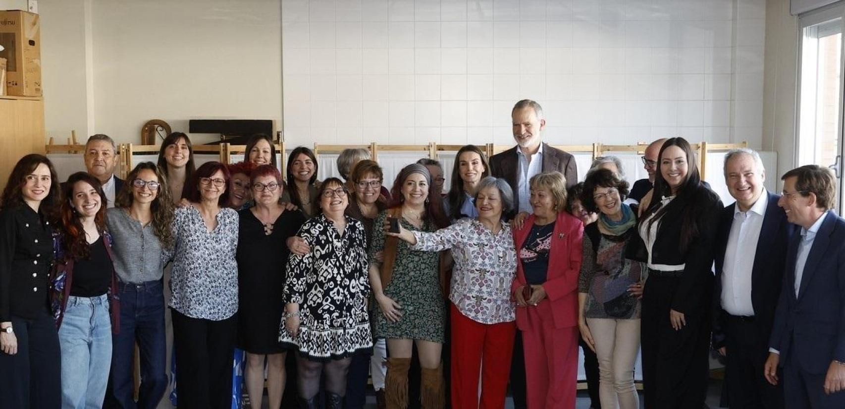 Sus Majestades los Reyes acompañados de las autoridades y de las mujeres que se encontraban en el Aula de “Arteterapia”, este miércoles.