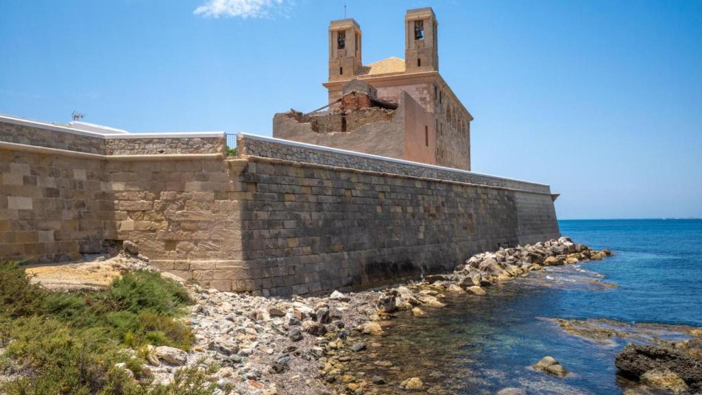 Histórica iglesia de piedra junto al mar en Tabarca.