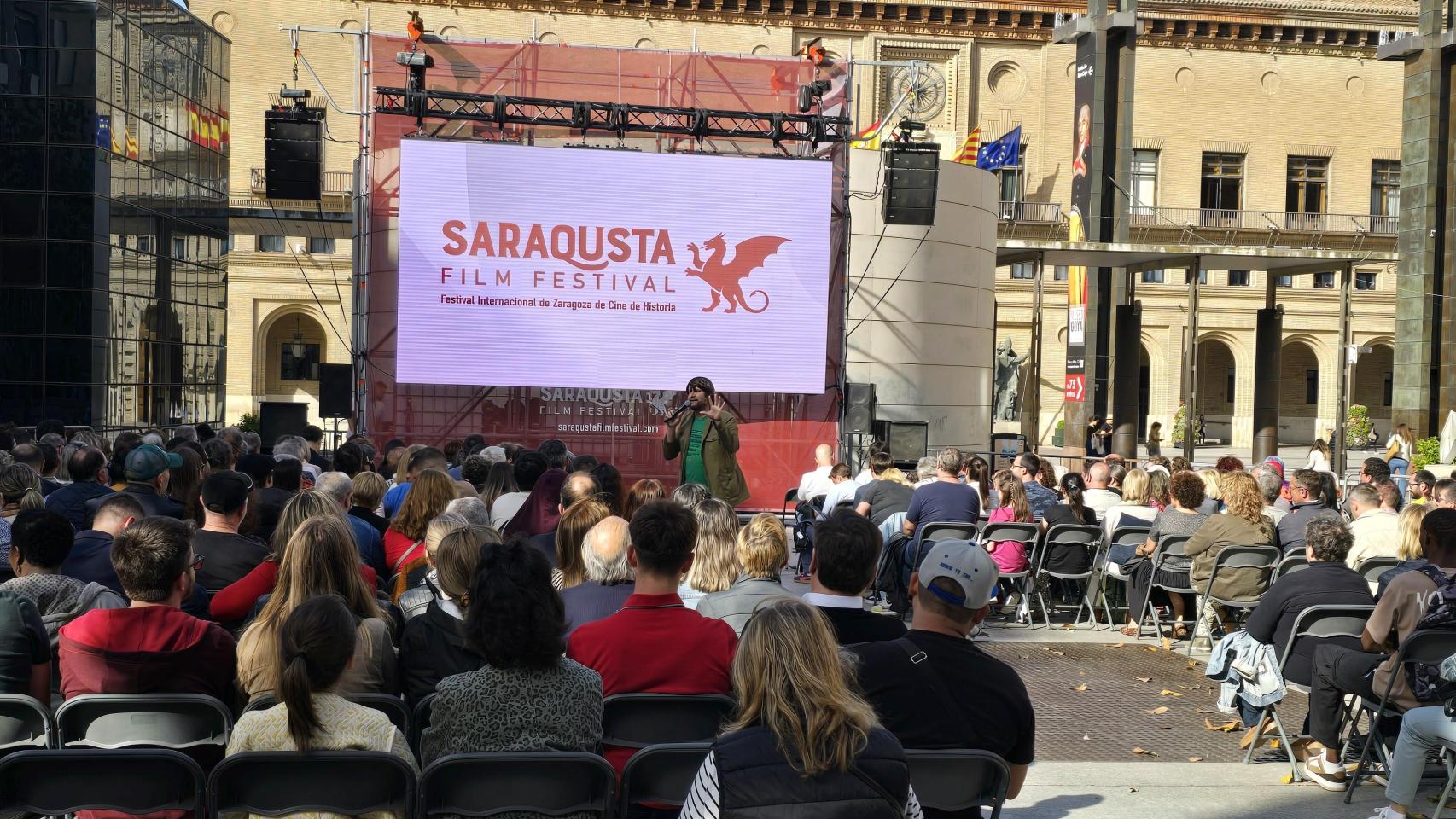Proyección de una película al aire libre en la plaza del Pilar.