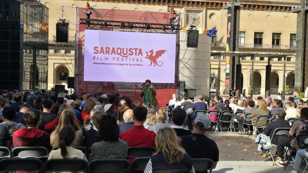 Proyección de una película al aire libre en la plaza del Pilar.