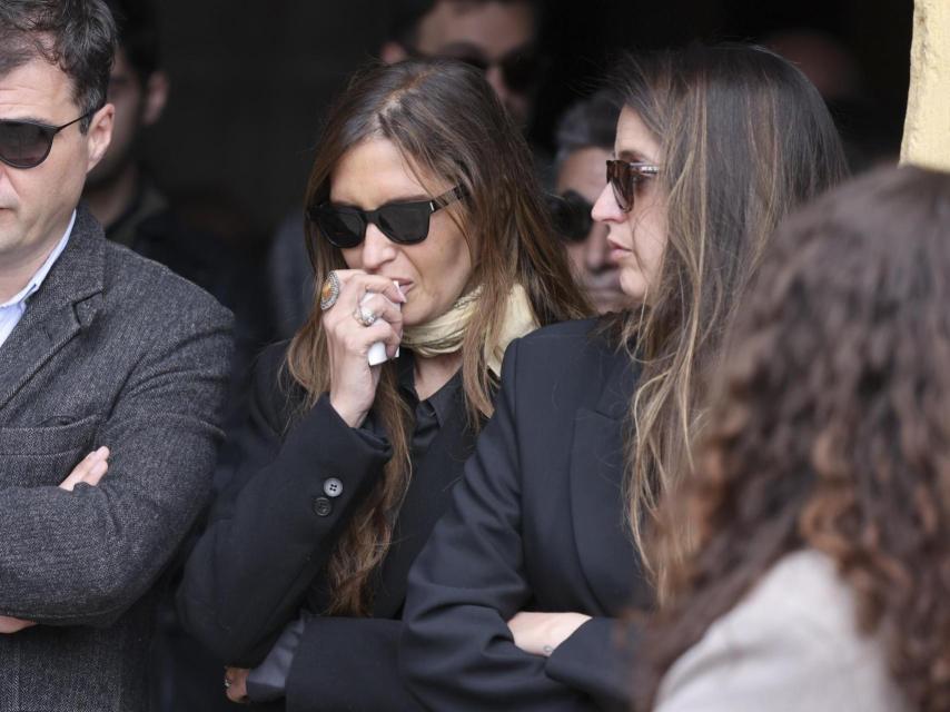 Sara Carbonero, junto a su hermana Irene, en el último adiós a su madre.