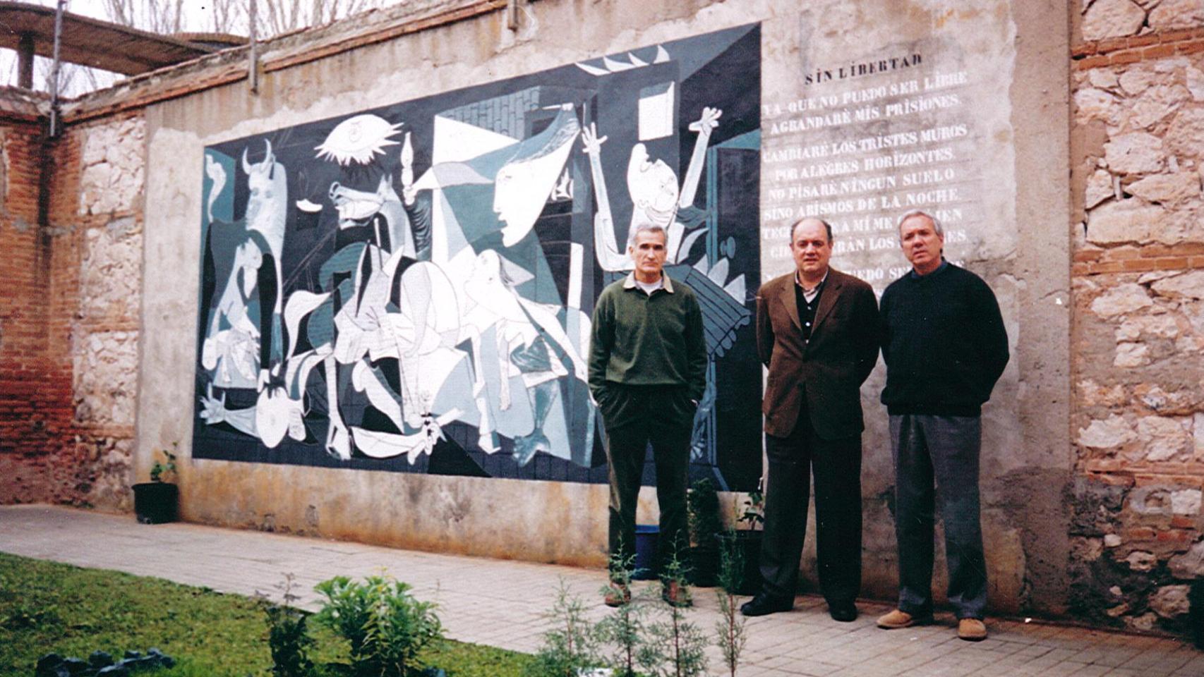Miguel Cid con Vera y Barrionuevo delante del Guernica que los mismos pintaron en el patio de la cárcel de Guadalajara.