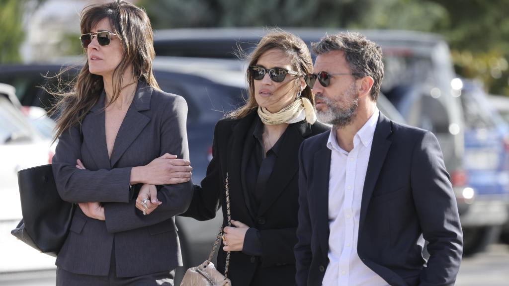 Sara Carbonero con su pareja, Jota, y su gran amiga Isabel Jiménez tras la muerte de su madre.