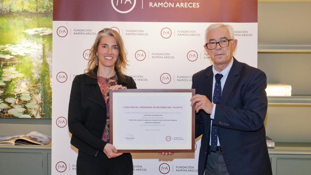 Emilio Bouza, presidente del Consejo Científico de la Fundación Ramón Areces, ha entregado el diploma a Nùria Casacuberta