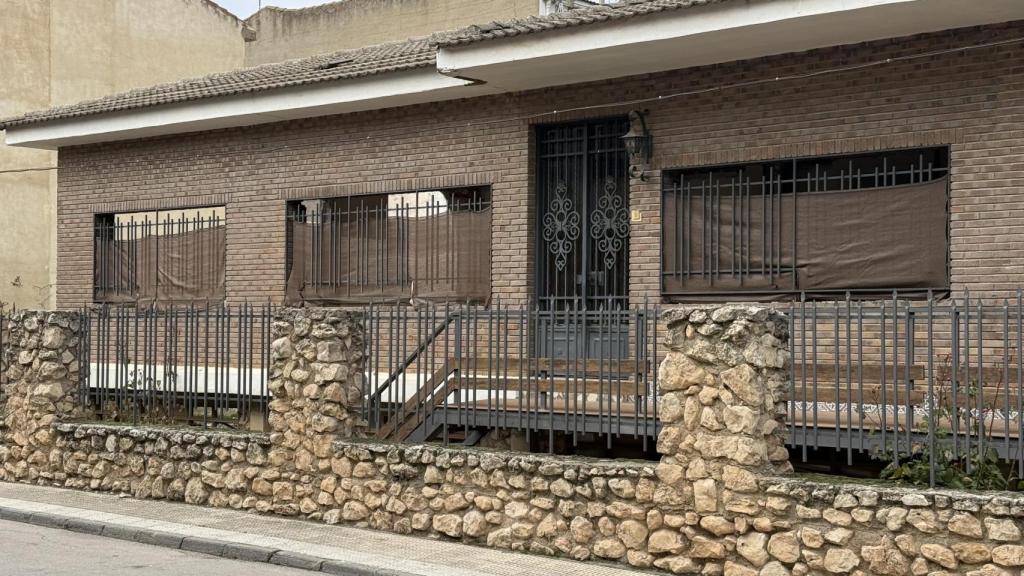 Otra imagen de la casa, en construcción.