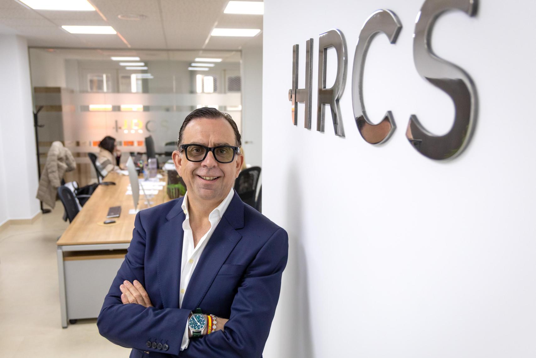 Miguel Ángel, en el interior de su oficina.