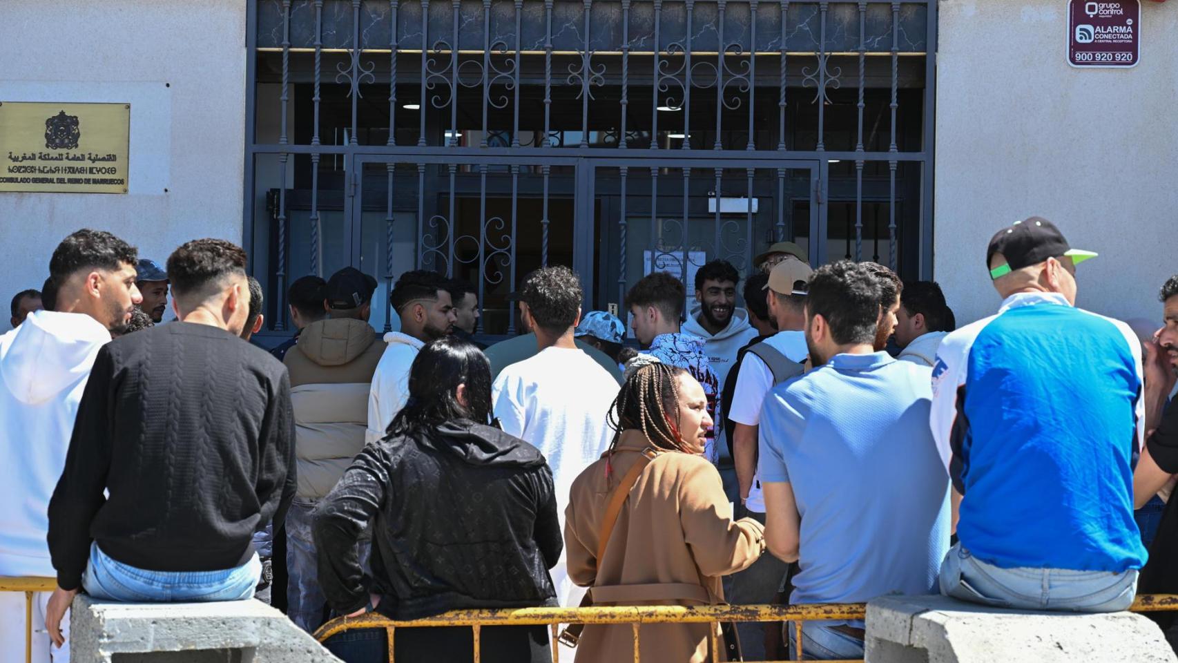 Irregulares marroquíes hacen cola en el consulado de su país en Almería este miércoles para conseguir el certificado de penales.