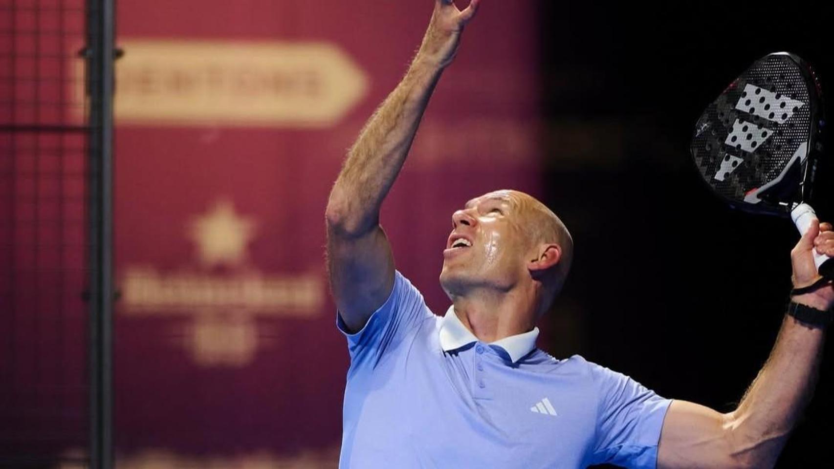 Arjen Robben, jugando al pádel.