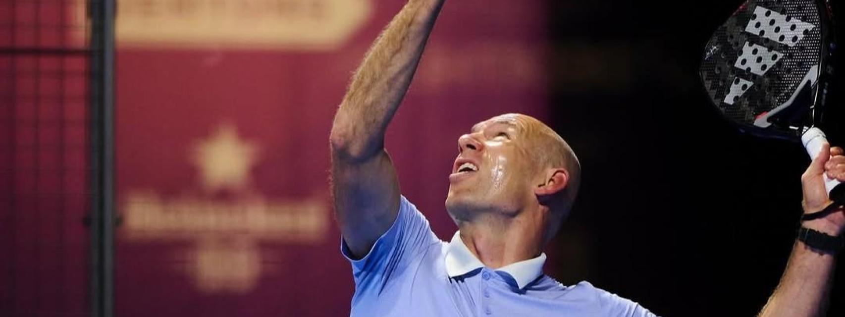 Arjen Robben, jugando al pádel.
