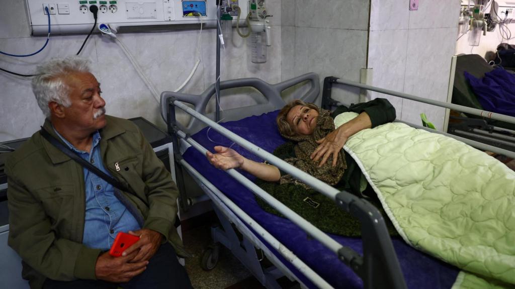 Una mujer iraní recibe tratamiento en el Hospital Imam Ali en Karaj, a 3 de abril.