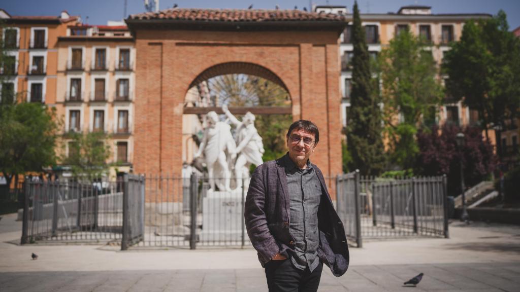 Juan Carlos Monedero en la Plaza del Dos de Mayo, frente a las estatuas de Daoiz y Velarde.