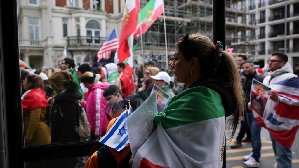 Una mujer sostiene un cartel con la imagen de Reza Pahlavi, hijo exiliado del último sha y figura de la oposición, en una protesta contra el gobierno en Londres, a 4 de abril.