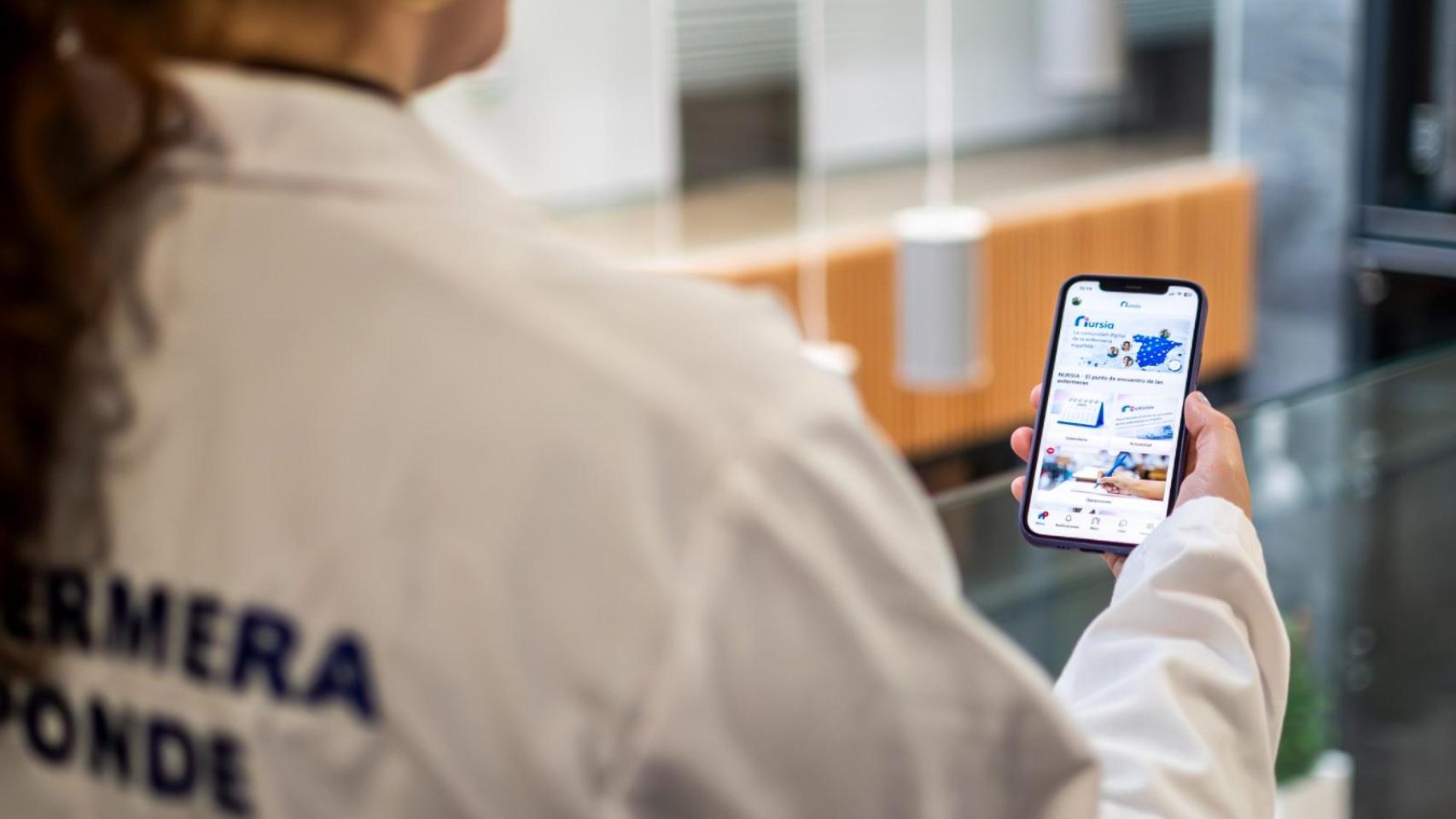 Una enfermera utilizando la app