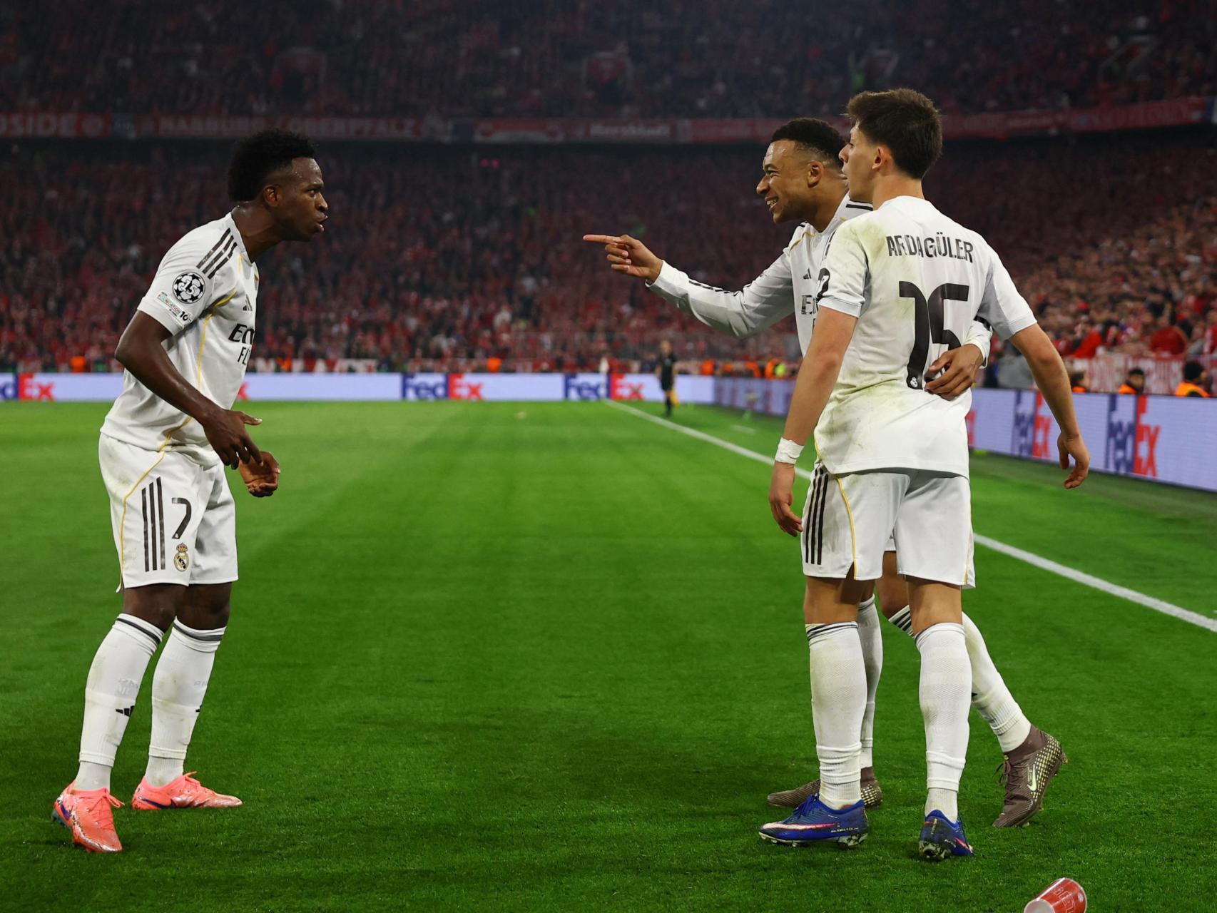 Mbappé, Vinicius y Guller celebrando el gol del francés