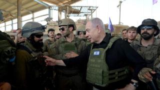 El primer ministro israelí, Benjamin Netanyahu, visita a soldados israelíes en Rafah, en el sur de la Franja de Gaza.