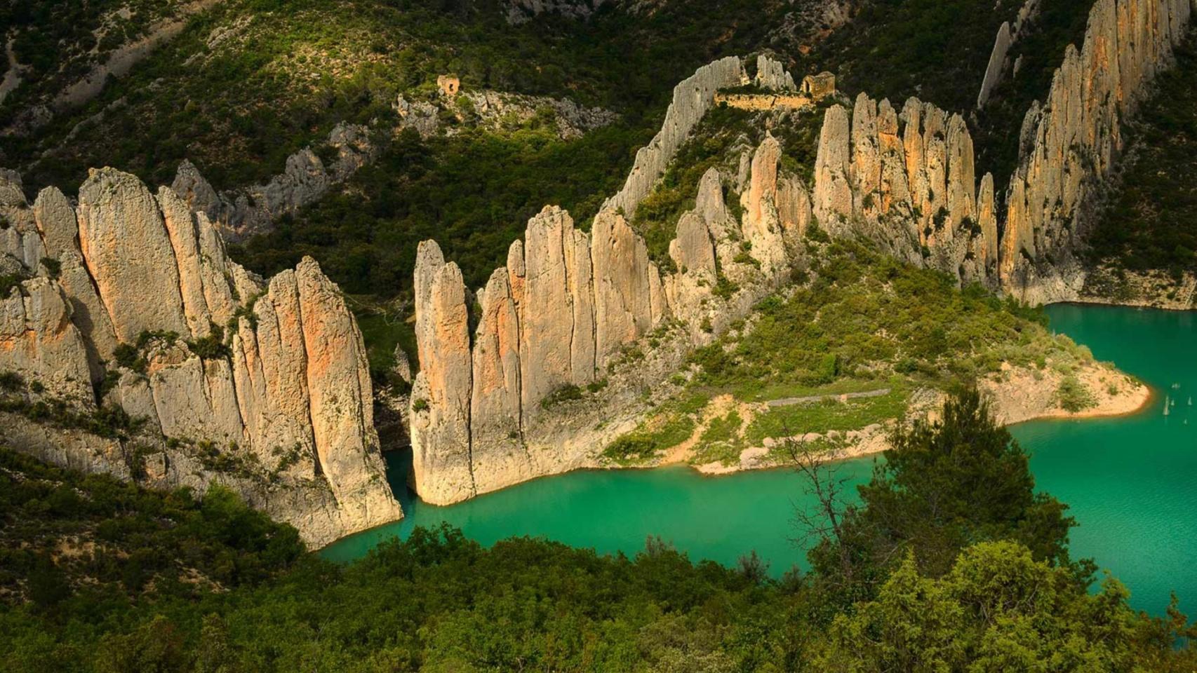 Parece la Gran Muralla China, pero es España: el tesoro de roca y piedra con torres defensivas del siglo XI