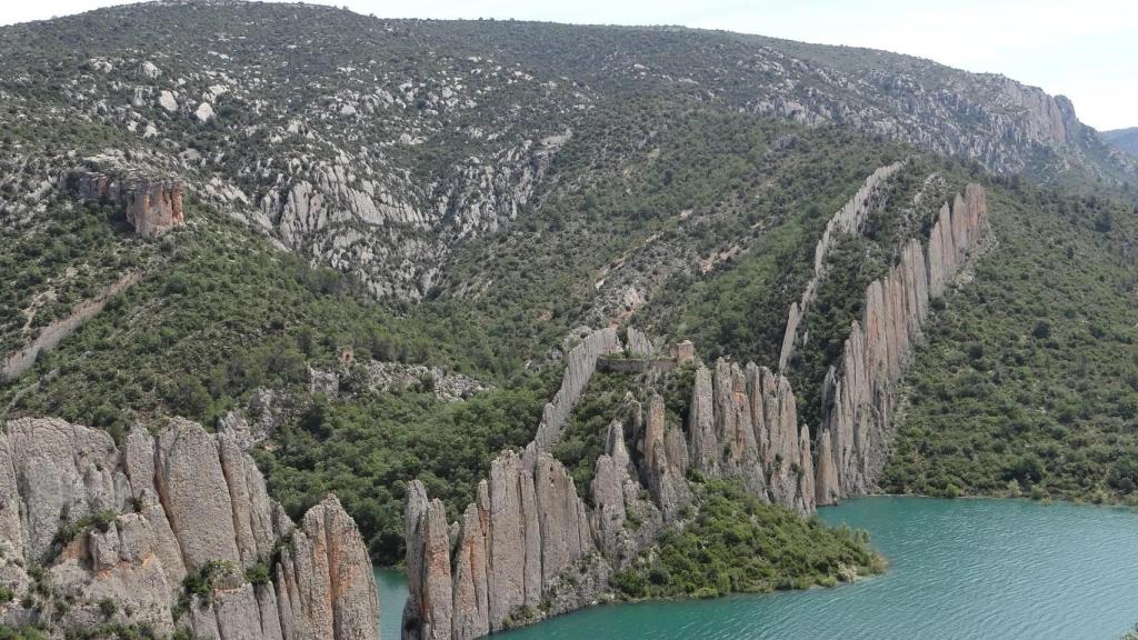 La Muralla de Finestres es uno de los puntos turísticos más espectaculares de España.