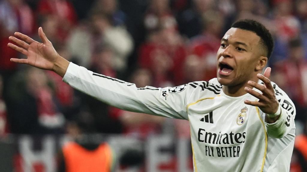Mbappé se queja en el partido ante el Bayern.