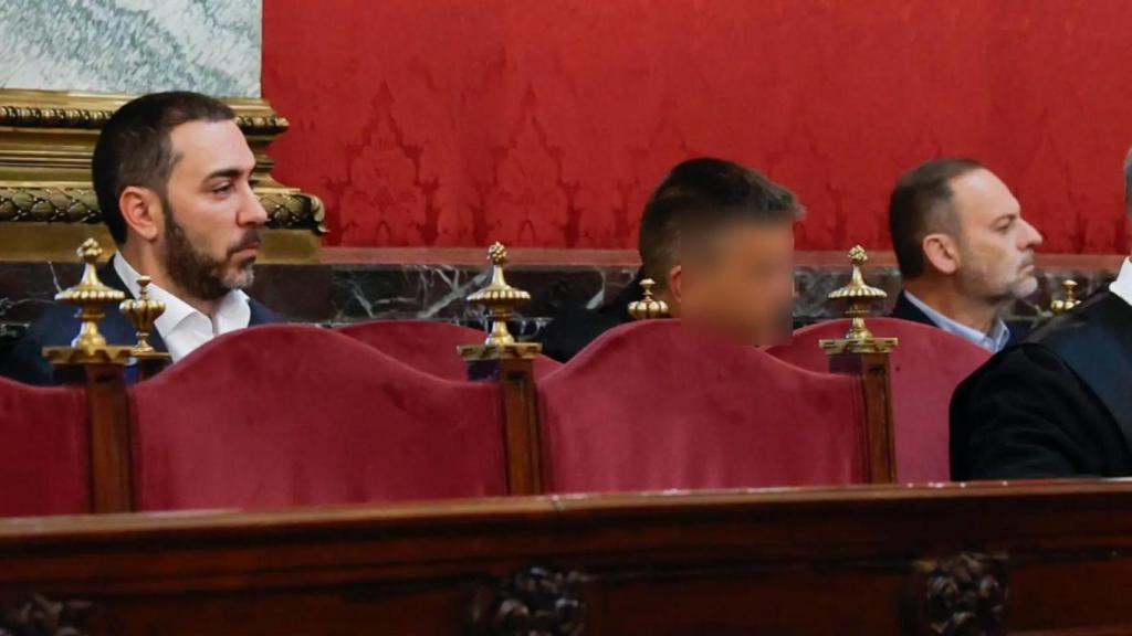El empresario Víctor de Aldama durante el juicio en el Tribunal Supremo. Separado varios asientos, el exministro José Luis Ábalos.