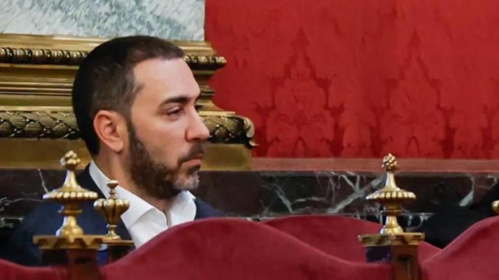 El empresario Víctor de Aldama durante el juicio en el Tribunal Supremo. Separado varios asientos, el exministro José Luis Ábalos.