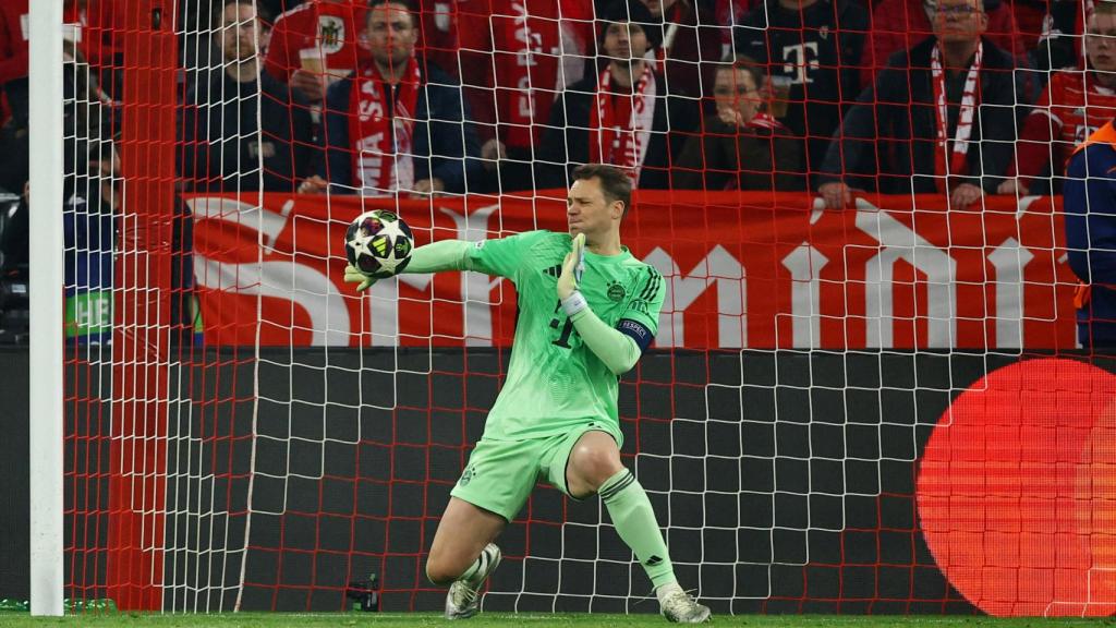 Neuer detiene el disparo de Mbappé.
