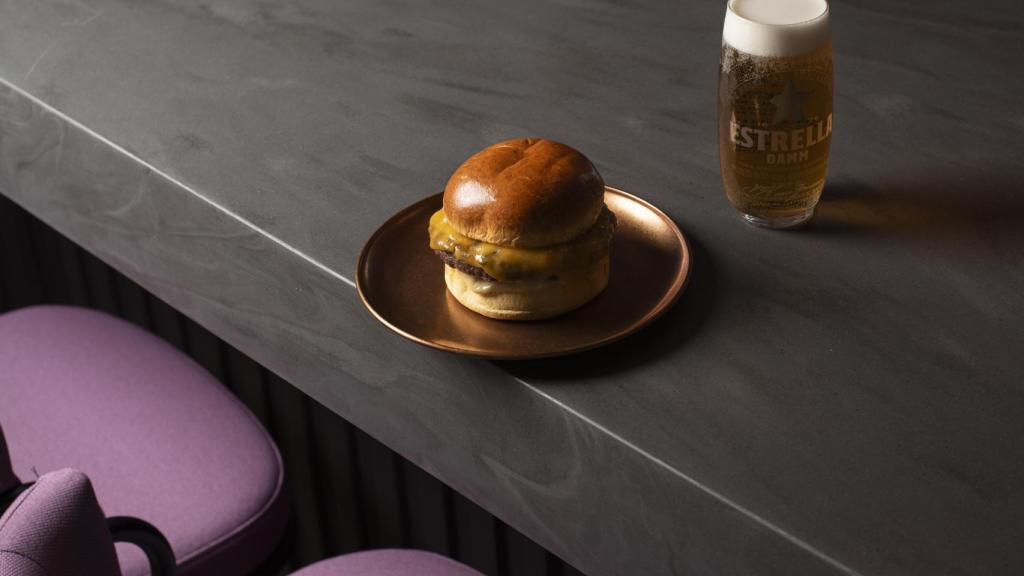 La hamburguesa de REV EL BAR.