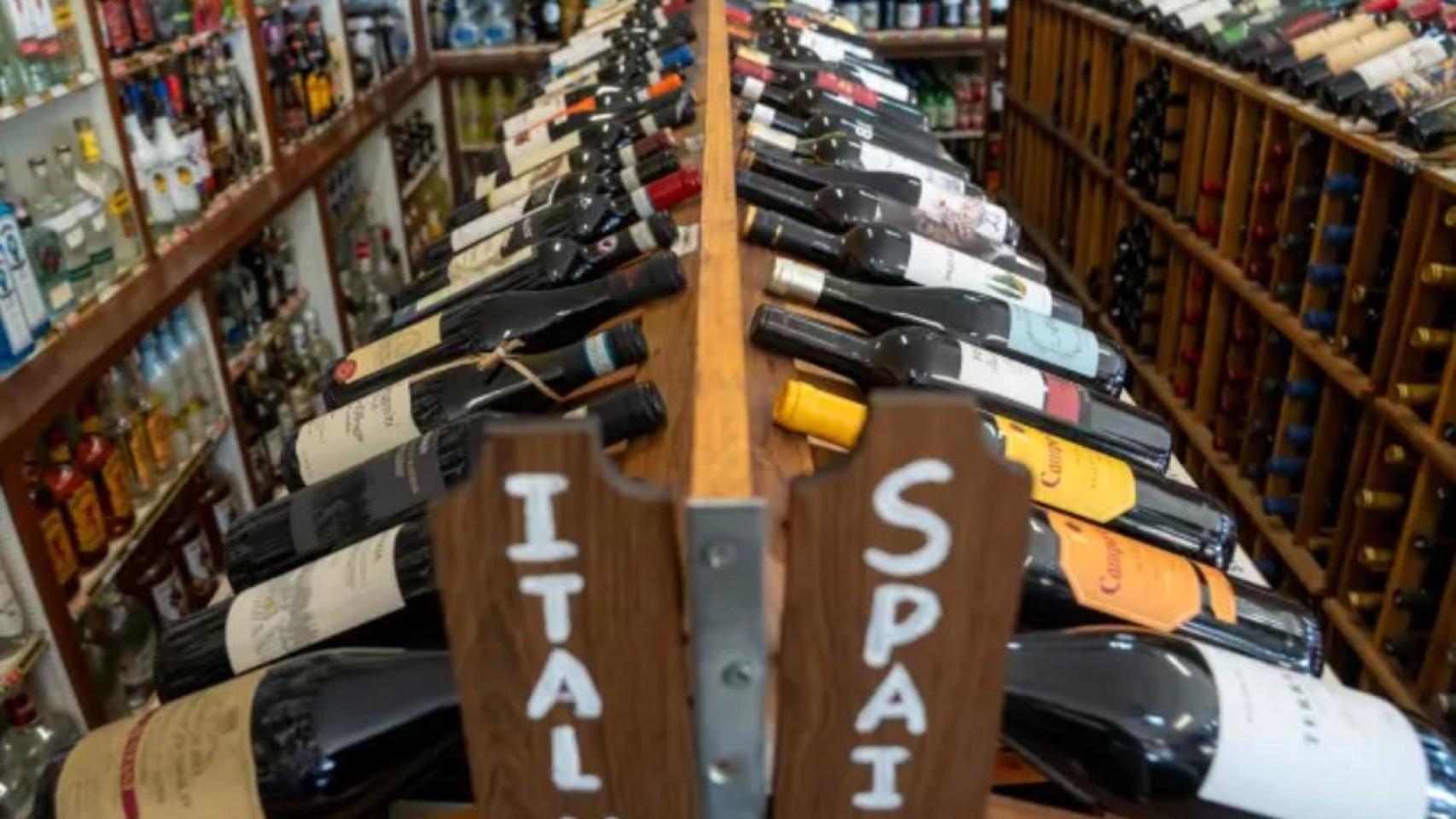 Unas botellas de vino italiano y español en una tienda de licores en Nueva York.