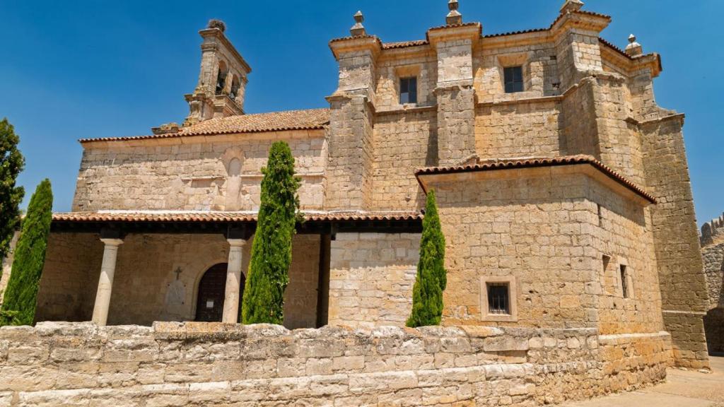 Urueña, Valladolid, España Vista de las antiguas calles de piedra del pueblo con su iglesia al fondo