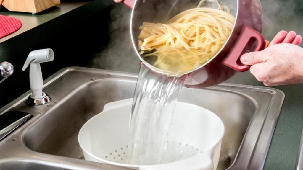 Escurriendo la pasta.