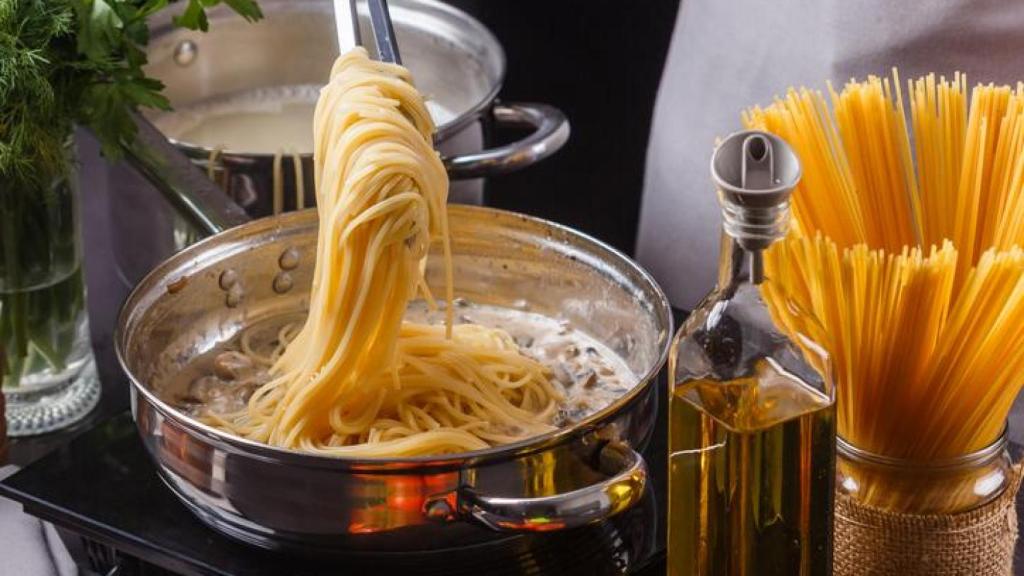Cocinando pasta.