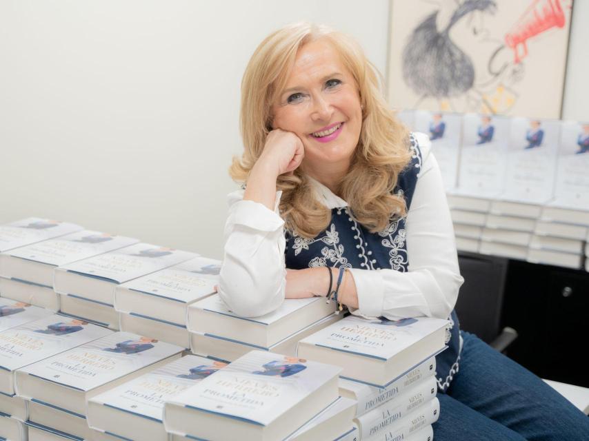 Nieves Herrero, con su nuevo libro, 'La prometida'.