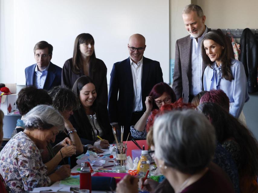 Los Reyes, con un grupo de mujeres de la Fundación.