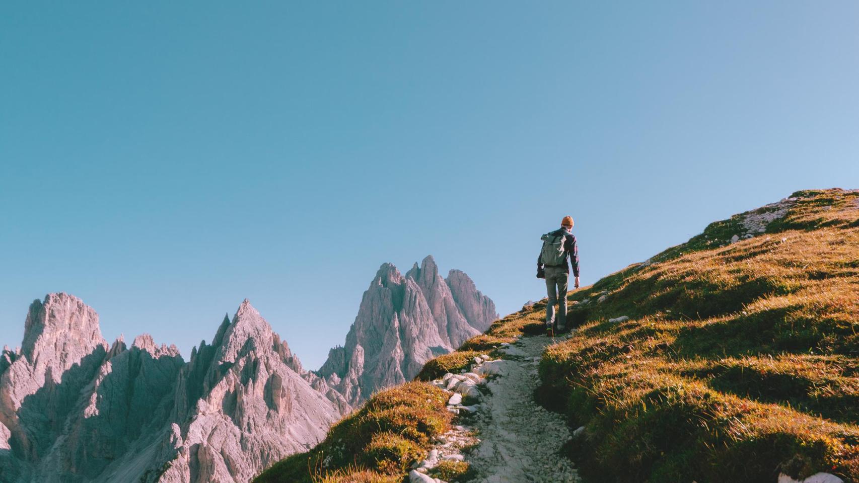 Un hombre haciendo una ruta de senderismo por las montañas.