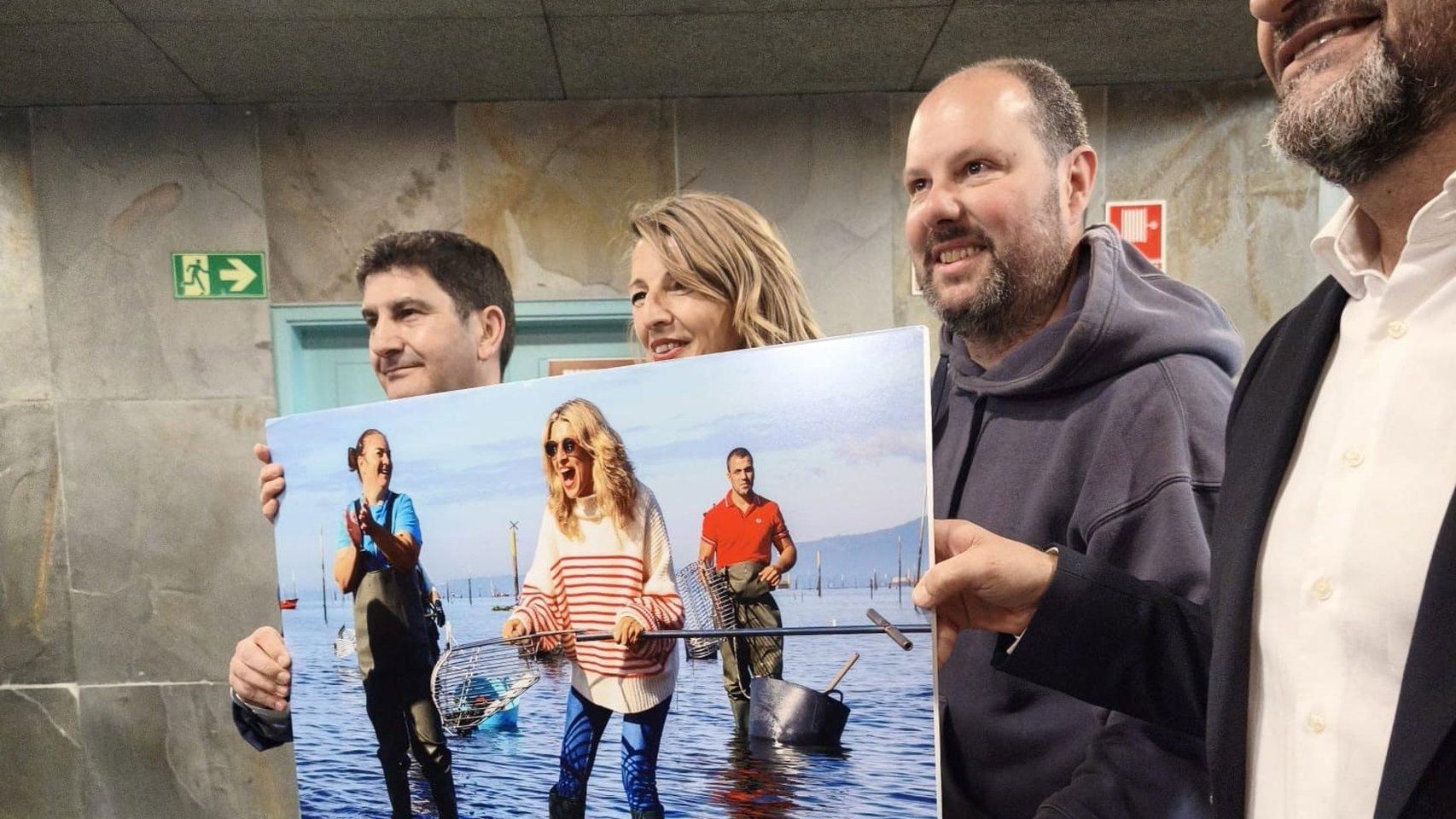 Momento en el que el fotógrafo Iñaki Abella le regala a Yolanda Díaz la foto que le hizo mariscando en Galicia.