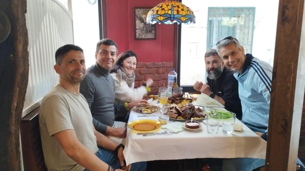 Corredores de la Vig-Bay se reúnen para comer en Baiona después de la prueba.