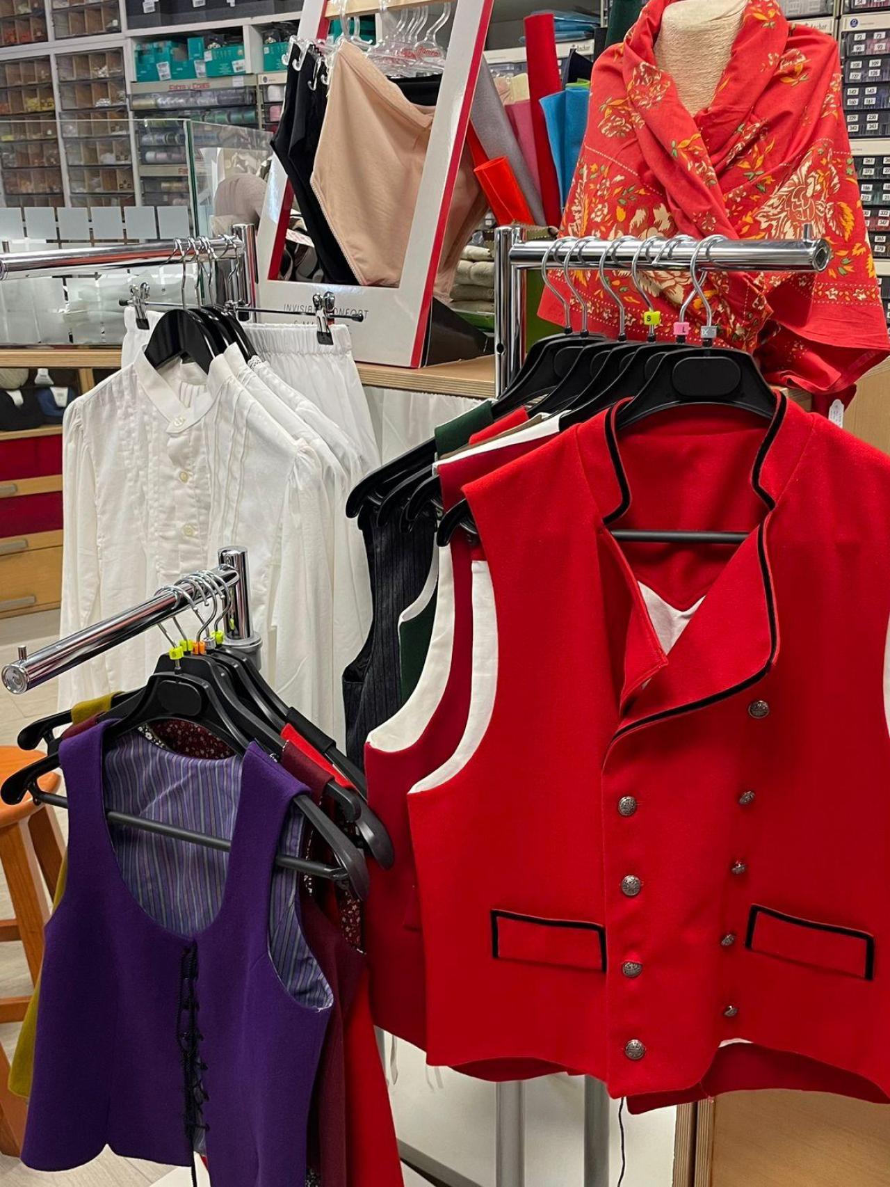 Ropa tradicional en la Mercería Crespo de Vigo.