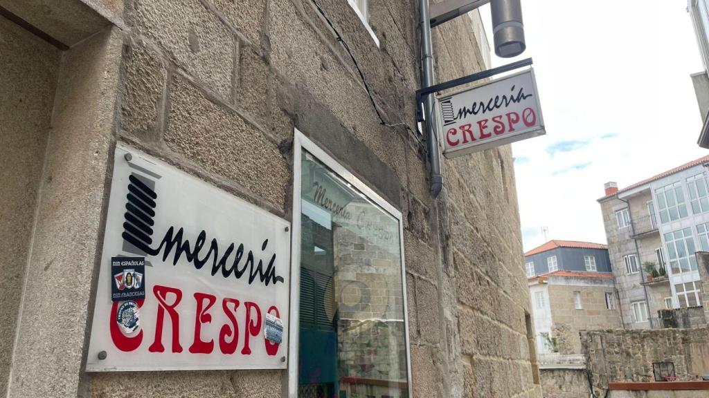 Entrada de la Mercería Crespo, en Vigo.