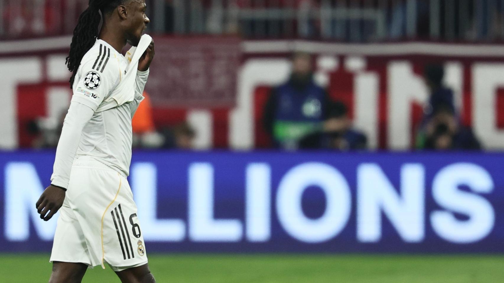 Camavinga abandona el campo tras su expulsión contra el Bayern