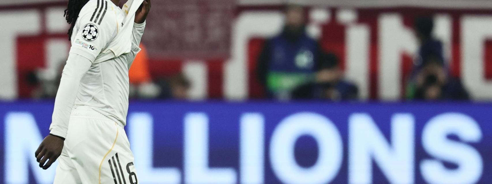 Camavinga abandona el campo tras su expulsión contra el Bayern