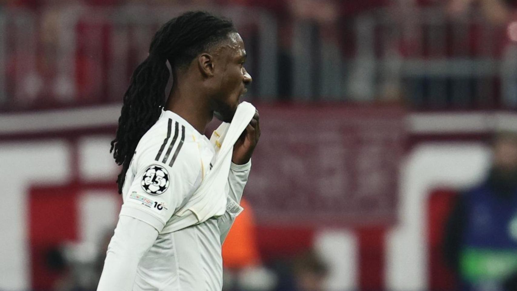 Camavinga abandona el campo tras su expulsión contra el Bayern