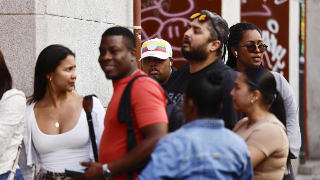 Colas de inmigrantes en el Consulado de Colombia este miércoles en Madrid.