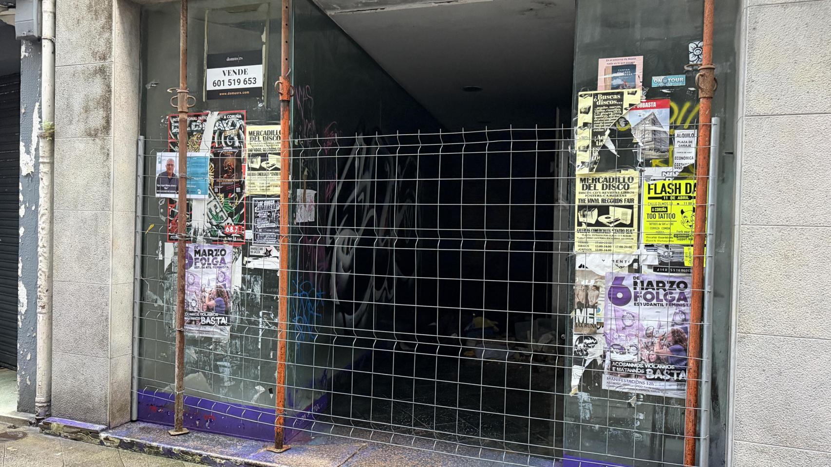 Imagen del edificio vallado esta mañana.