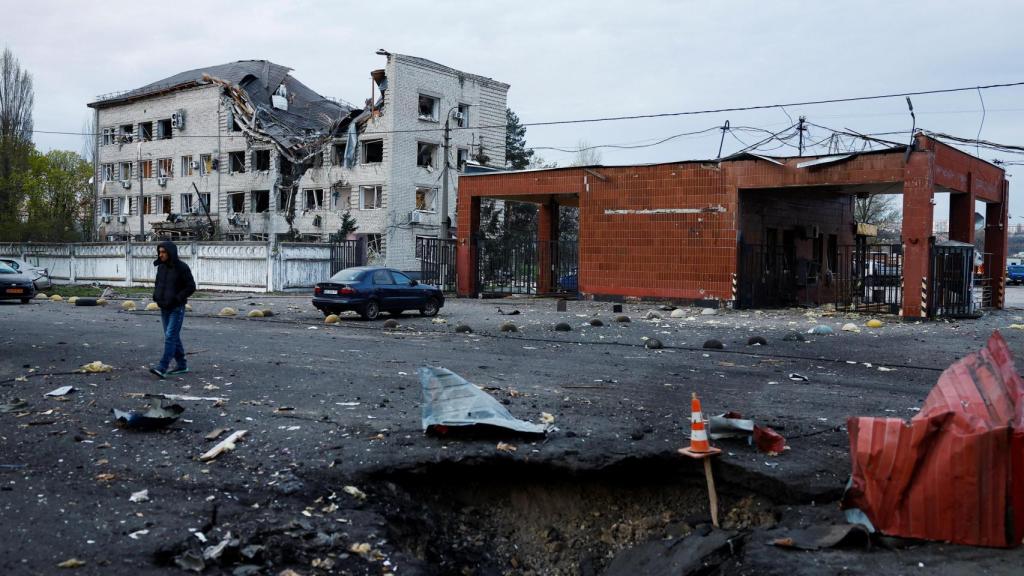 2026-04-16T033955Z_1042575393_RC23QKATRQON_RTRMADP_3_UKRAINE-CRISIS-ATTACK-KYIV.JPG