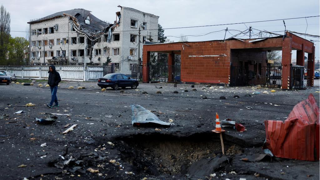 2026-04-16T033955Z_1042575393_RC23QKATRQON_RTRMADP_3_UKRAINE-CRISIS-ATTACK-KYIV.JPG